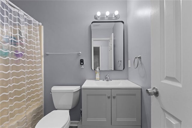 full bath with vanity, toilet, and curtained shower