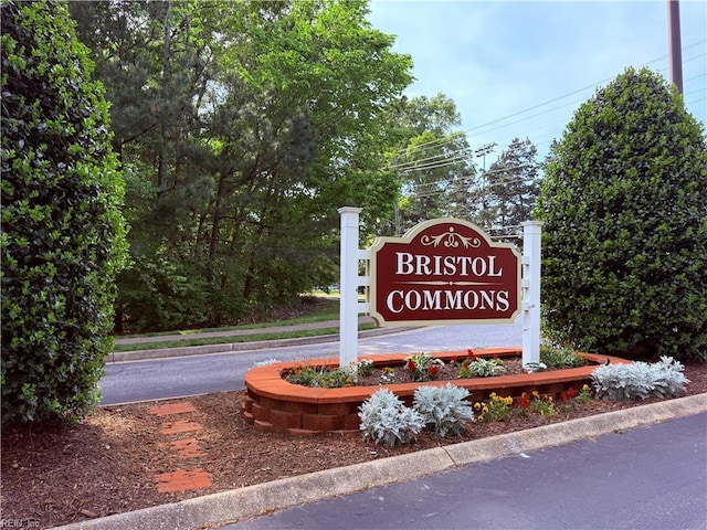 view of community / neighborhood sign