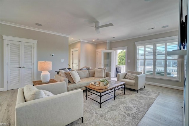 living area featuring crown molding, ceiling fan, light wood-style floors, recessed lighting, and baseboards