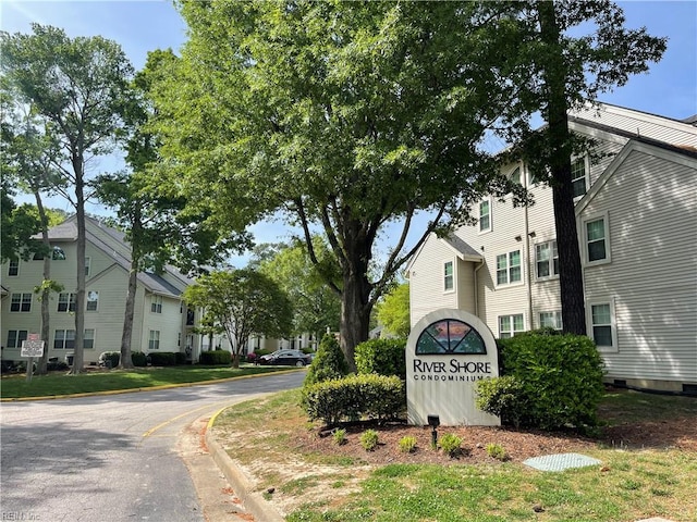 community / neighborhood sign featuring a residential view