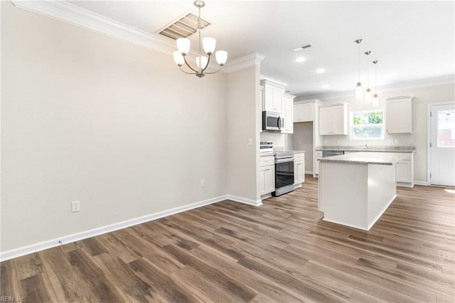 kitchen with crown molding, visible vents, white cabinetry, a chandelier, and stainless steel appliances