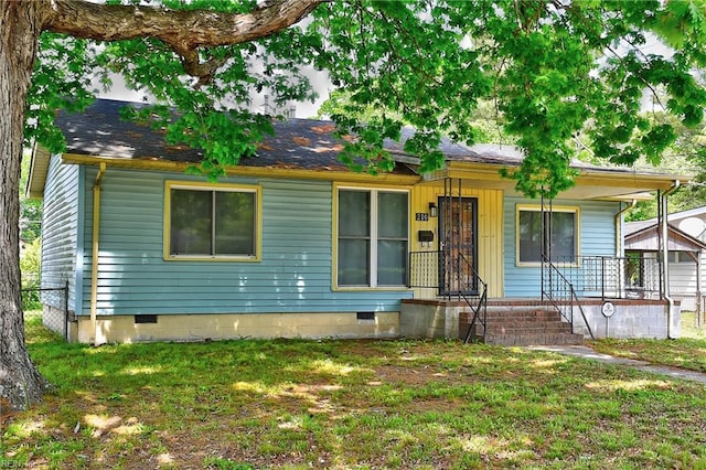view of front of property featuring covered porch, a front yard, and crawl space