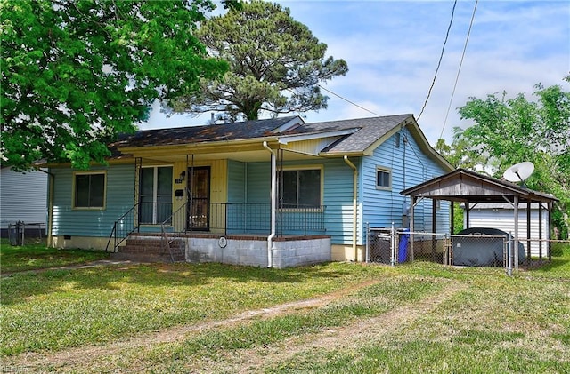 view of front facade featuring covered porch, crawl space, a detached carport, fence, and a front lawn