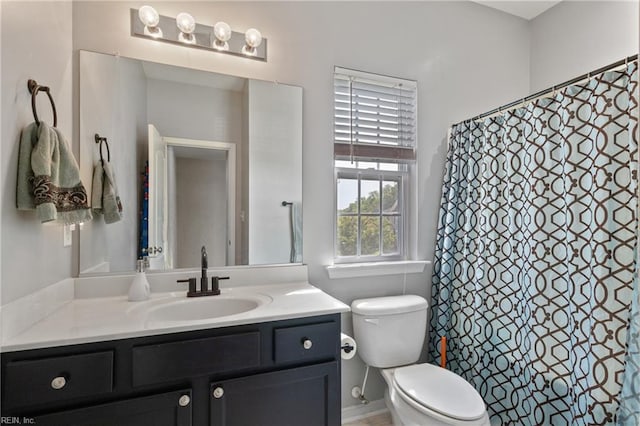 bathroom with toilet, a shower with curtain, and vanity
