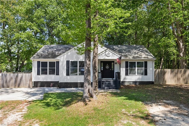 view of front facade featuring crawl space, fence, and a front yard