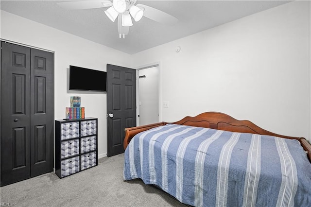 bedroom featuring carpet flooring, a ceiling fan, and a closet