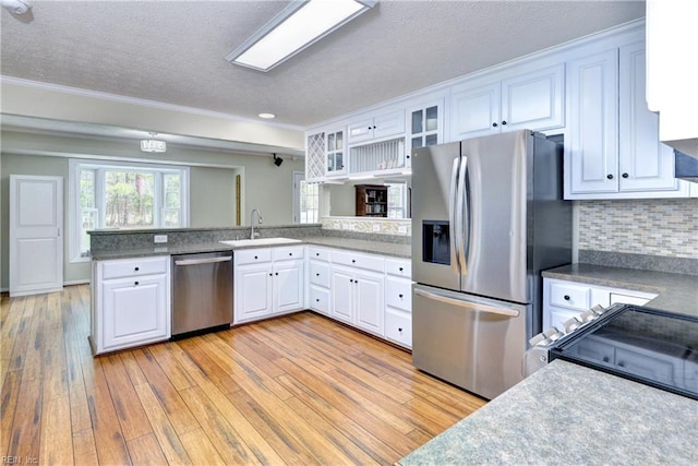 109 Van Curen Ct, Yorktown, VA 23693 - kitchen with a sink, a textured ceiling, appliances with stainless steel finishes, and a peninsula