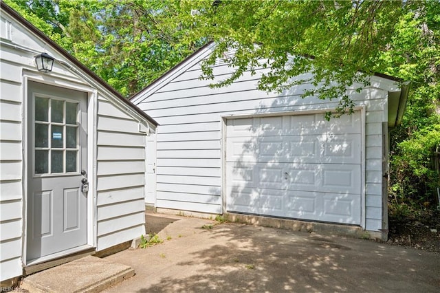 detached garage featuring concrete driveway