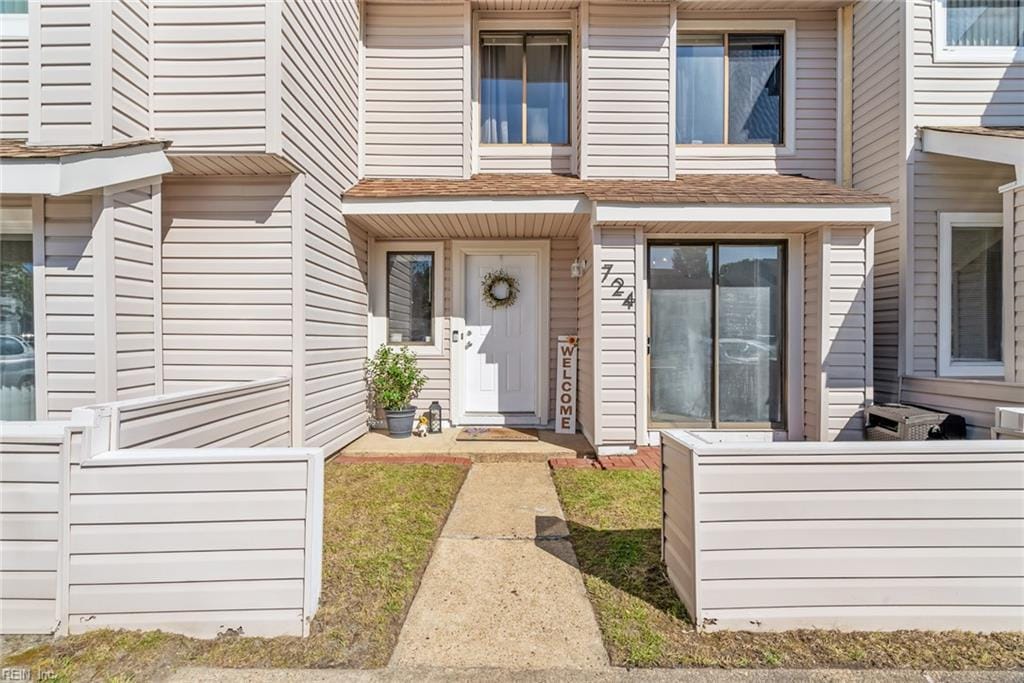 724 Woodbox Dr, Virginia Beach, VA 23462 - entrance to property featuring fence