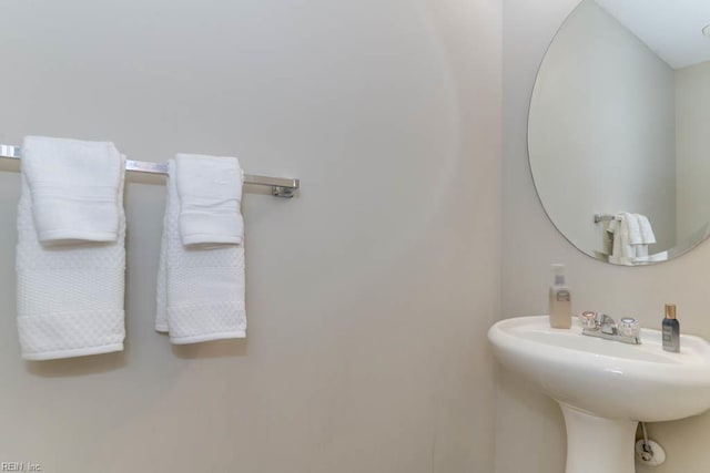 bathroom featuring a sink