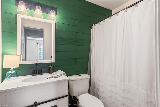 full bathroom featuring vanity, curtained shower, and toilet