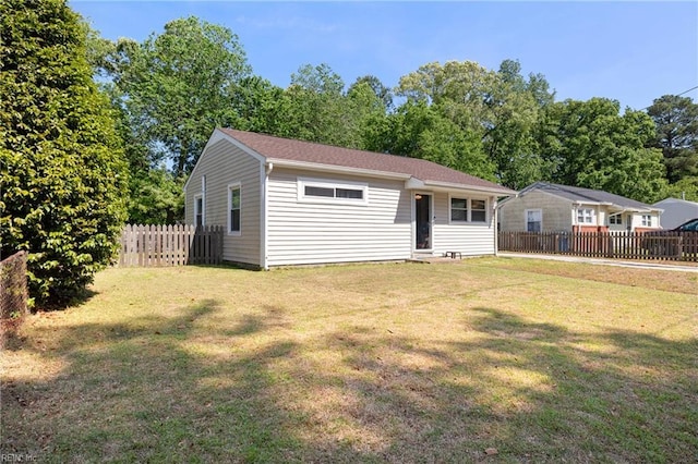 view of front of house featuring fence and a front lawn