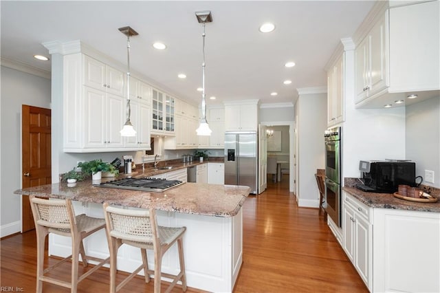 1263 Murphys Mill Rd, Suffolk, VA 23434 - kitchen with stainless steel appliances, baseboards, ornamental molding, and a peninsula