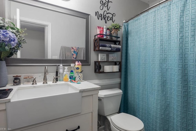 full bath featuring vanity, toilet, and a shower with shower curtain