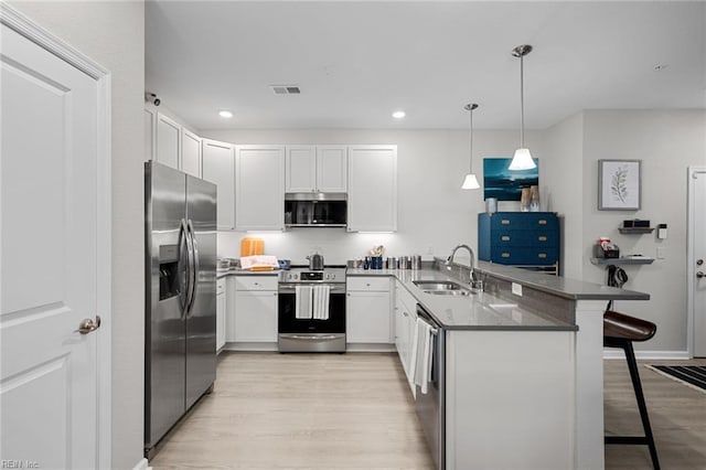 1728 Vankar Dr, Virginia Beach, VA 23456 - kitchen featuring visible vents, a peninsula, a kitchen breakfast bar, a sink, and stainless steel appliances