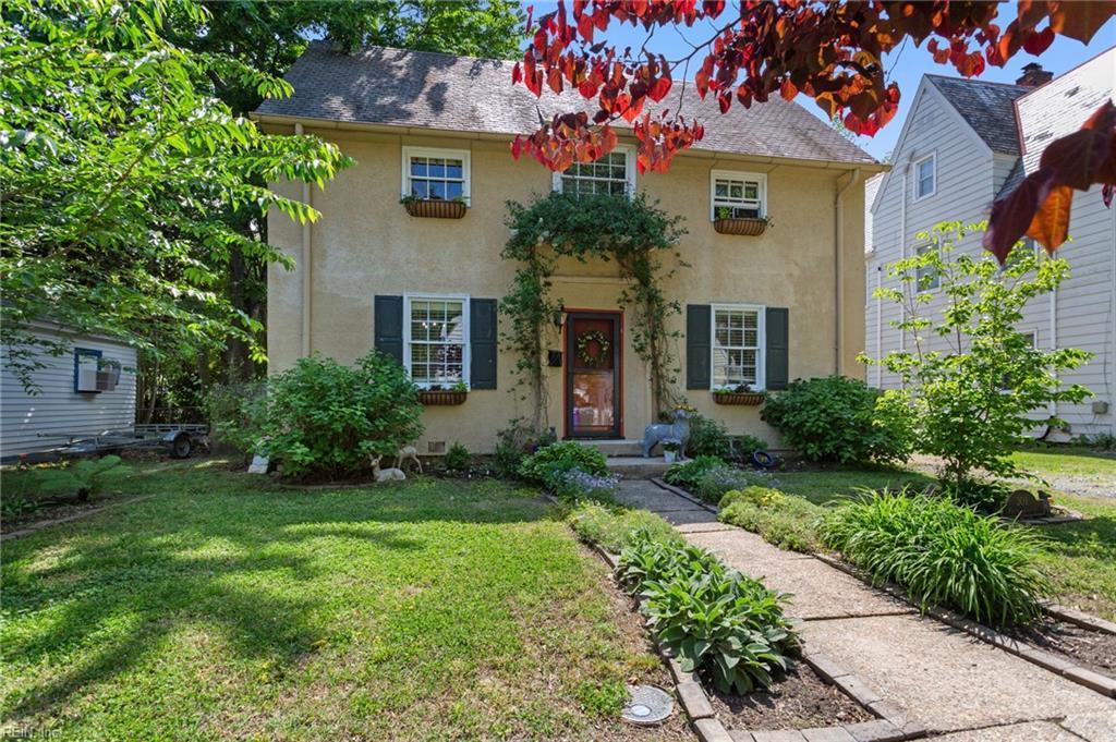301 Palen Ave, Newport News, VA 23601 - view of front of property with a front yard and stucco siding