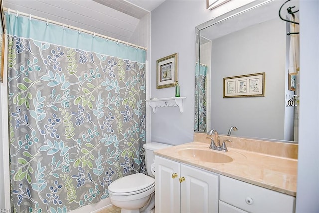 bathroom featuring toilet, a shower with shower curtain, and vanity