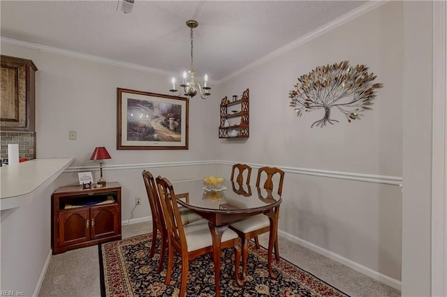 carpeted dining area with an inviting chandelier, a textured ceiling, crown molding, and baseboards