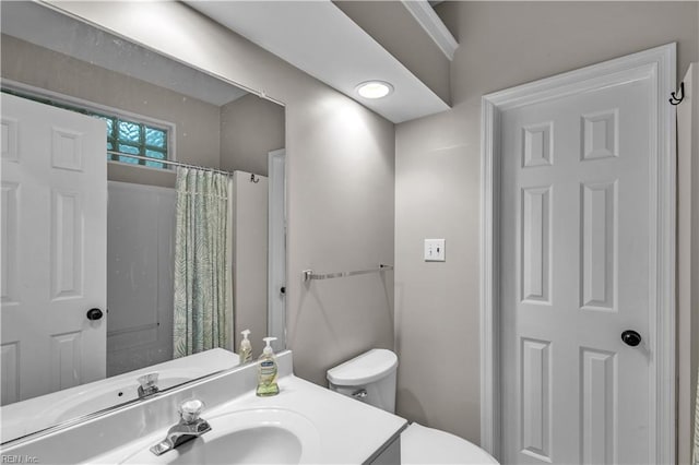 full bath featuring vanity, a shower with curtain, and toilet