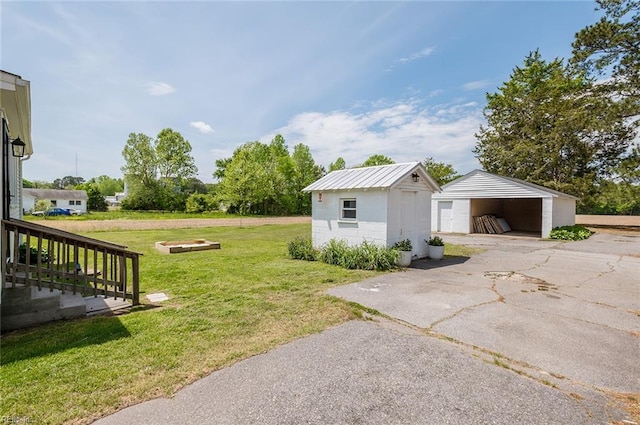 view of yard featuring an outdoor structure and a detached carport