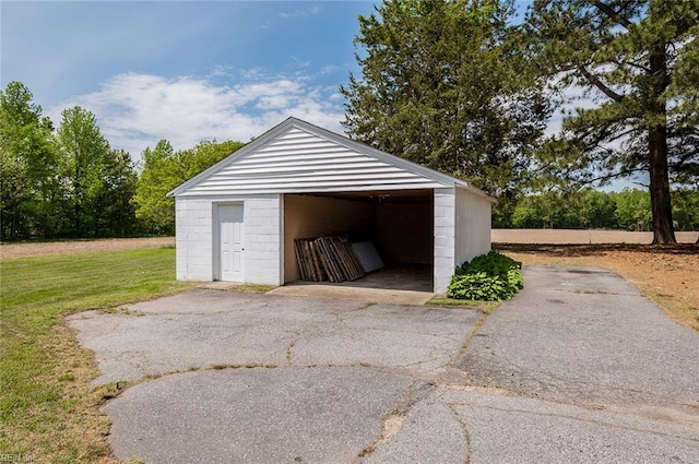 view of detached garage