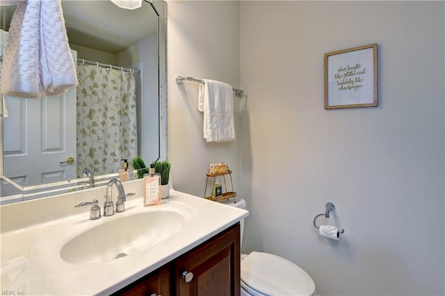 full bathroom featuring vanity, toilet, and a shower with shower curtain