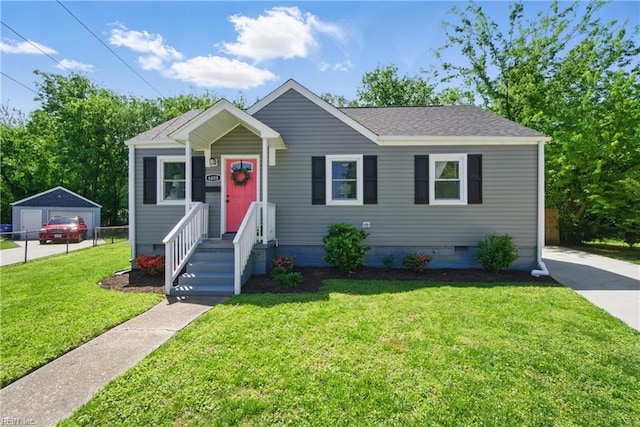 view of front of house with crawl space, fence, a shingled roof, and a front yard