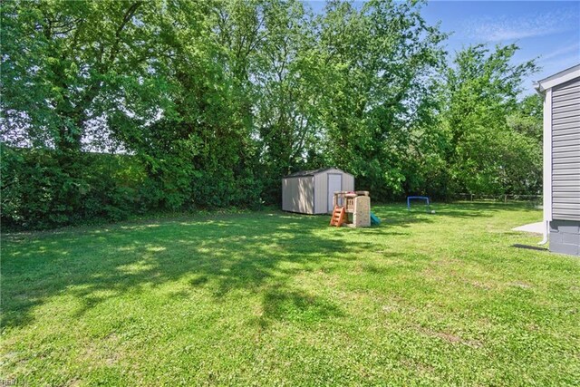 view of yard featuring an outbuilding and a storage unit