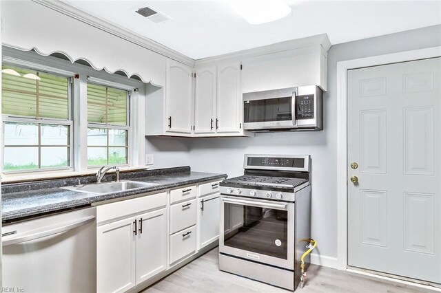 913 Garfield Ave, Suffolk, VA 23434 - kitchen featuring stainless steel appliances, dark countertops, a sink, and light wood-type flooring