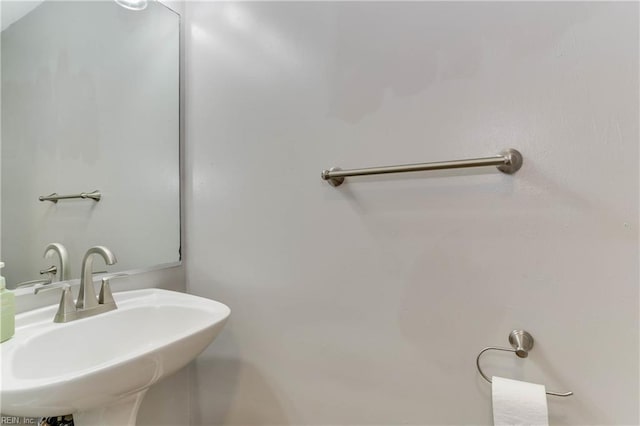 bathroom featuring a sink