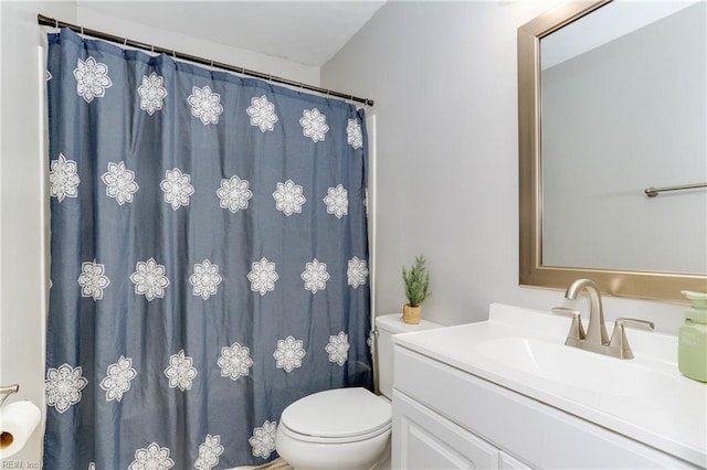 full bathroom featuring vanity, a shower with shower curtain, and toilet