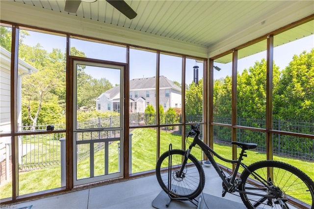sunroom with ceiling fan