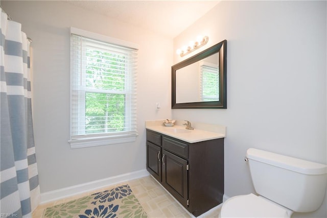 full bath with toilet, baseboards, curtained shower, and vanity