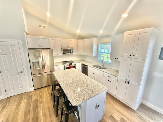 107 Mill Creek Rd, Edenton, NC 27932 - kitchen featuring stainless steel appliances, a sink, a center island, light wood-type flooring, and vaulted ceiling
