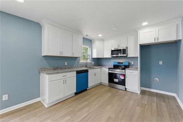 725 Burgesses Ln, Virginia Beach, VA 23452 - kitchen featuring a sink, appliances with stainless steel finishes, baseboards, and light wood-style flooring