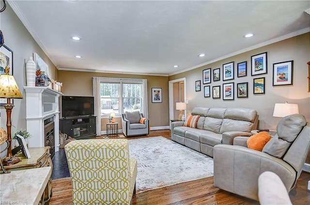 living room featuring crown molding, recessed lighting, and wood finished floors