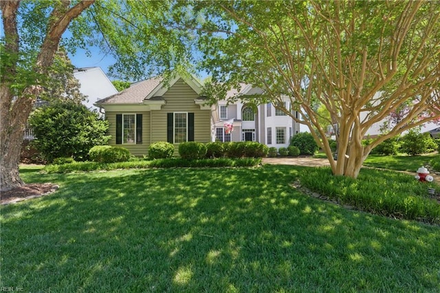 view of front of property featuring a front lawn