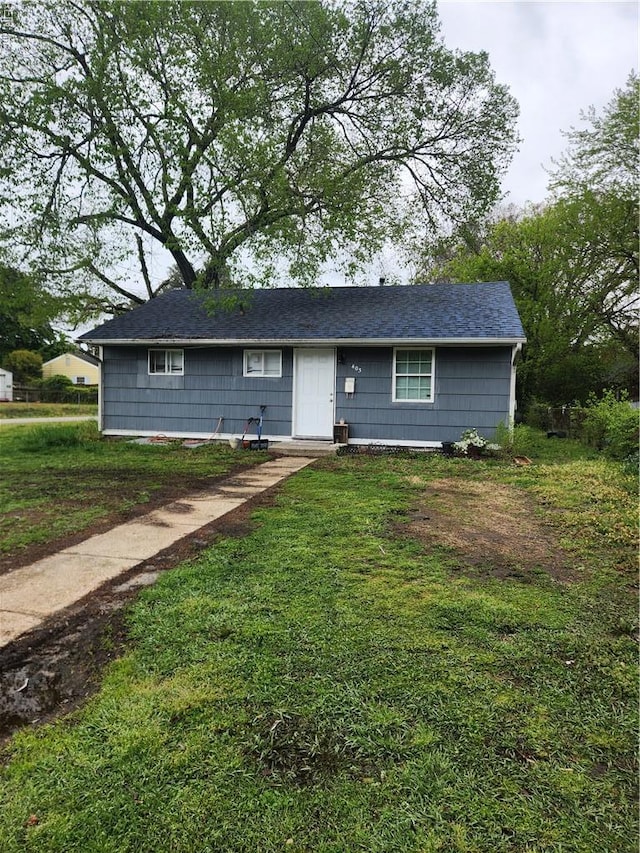 single story home featuring a front yard