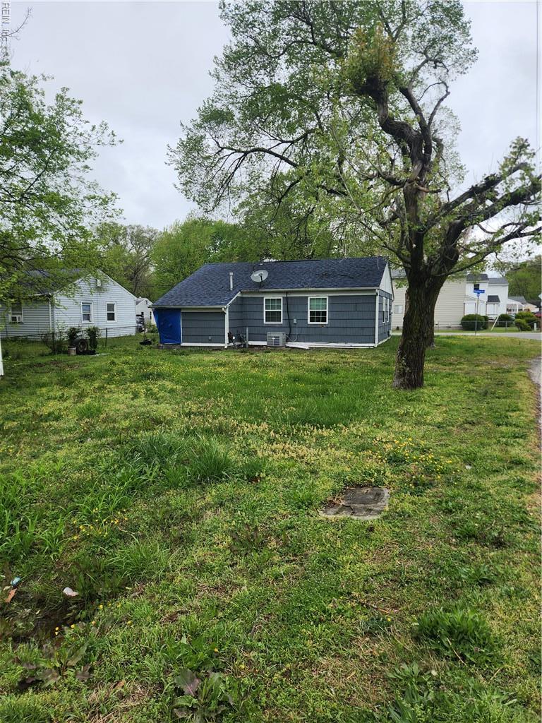 back of house featuring a lawn