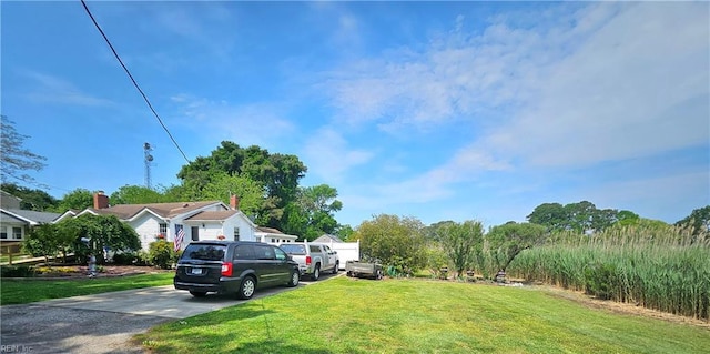 view of yard featuring driveway