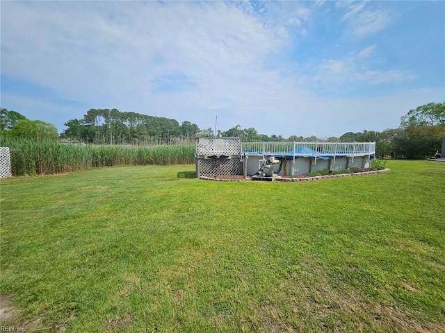 view of yard featuring an outdoor pool