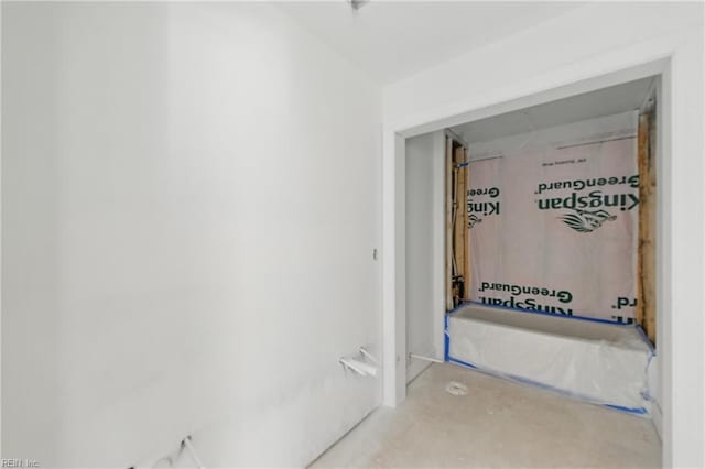 bathroom featuring unfinished concrete floors