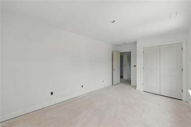 unfurnished bedroom featuring baseboards and a closet