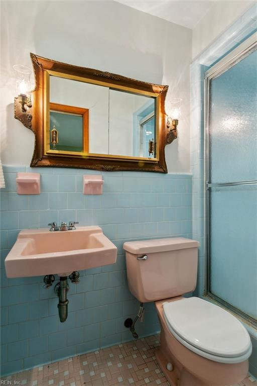 1365 Old Buckroe Rd, Hampton, VA 23663 - bathroom with a sink, toilet, and tile walls
