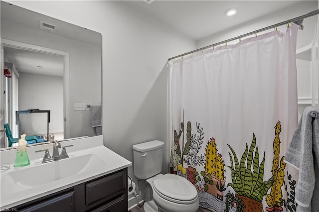 full bathroom with toilet, curtained shower, visible vents, vanity, and recessed lighting
