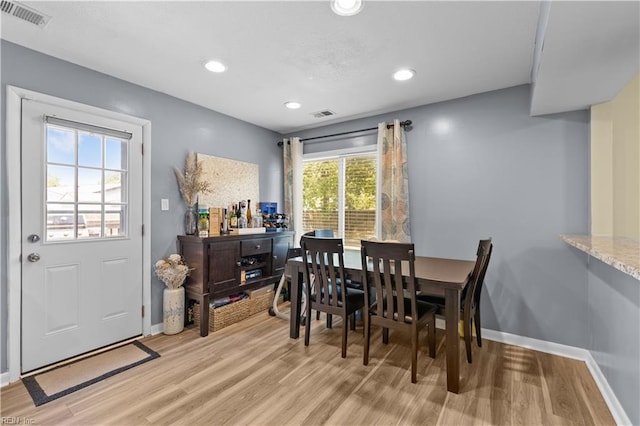 dining room with recessed lighting, baseboards, visible vents, and light wood-style floors