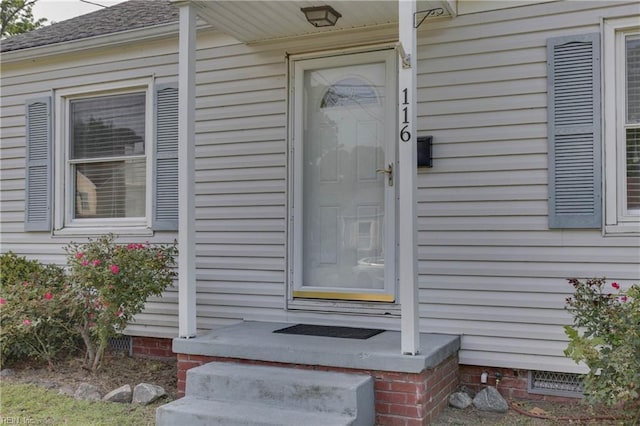 entrance to property featuring crawl space