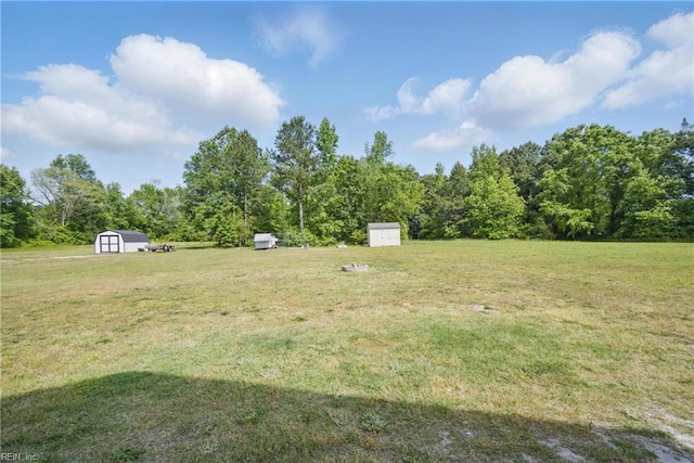 view of yard featuring a storage shed and an outdoor structure
