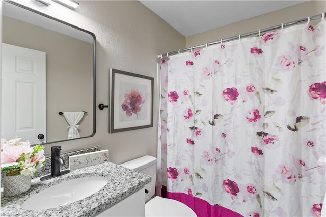 full bathroom featuring vanity, a shower with curtain, and toilet