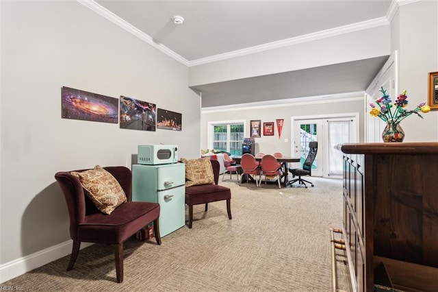 living area featuring light colored carpet, ornamental molding, a dry bar, and baseboards